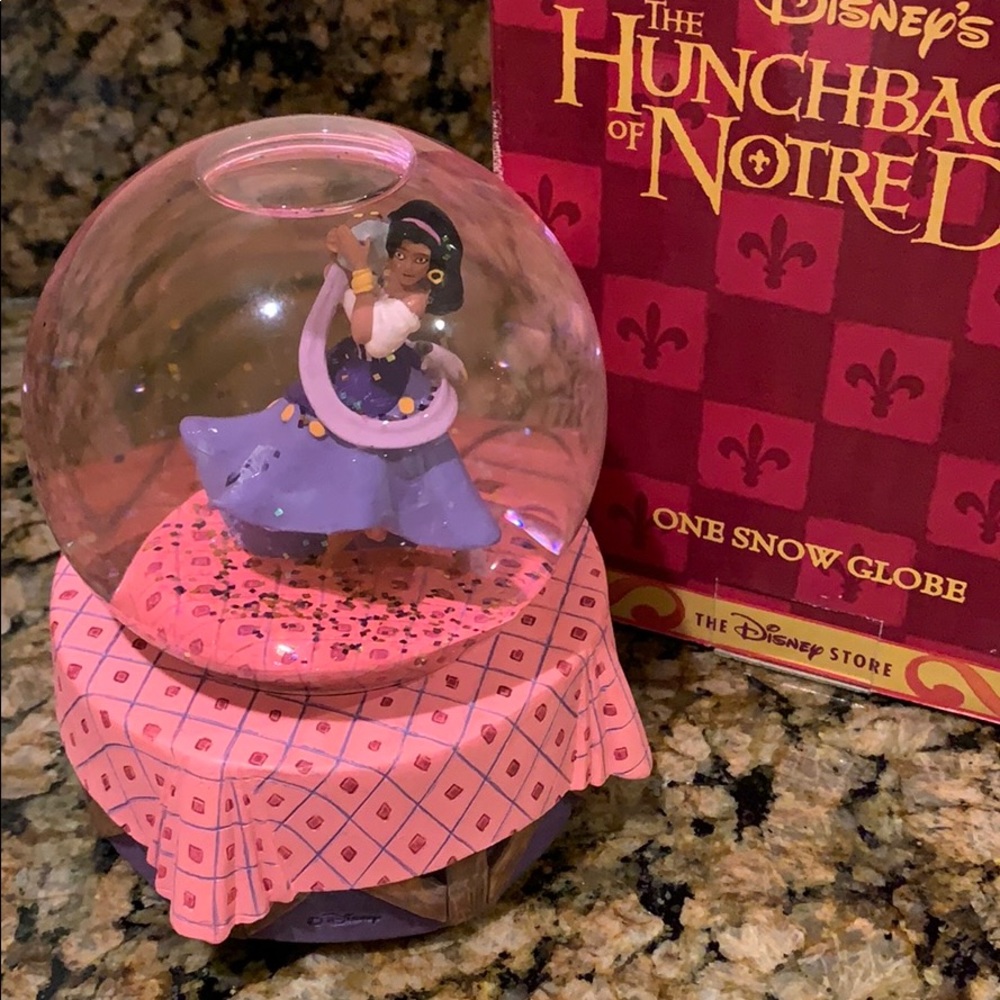 Disney The hunchback of Notre Dame snow globe